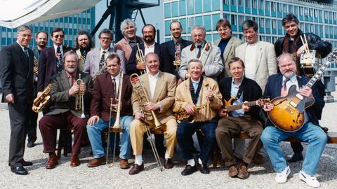 hr-Bigband mit Kurt Bong vor dem Hesischen Rundfunk