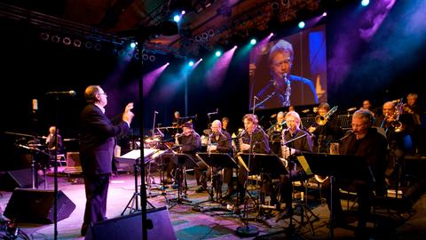 Örhan Fahlström mit der hr-Bigband