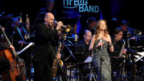 Rebekka Bakken und die hr-Bigband. Links Solist hr-Bigband-Trompeter Martin Auer